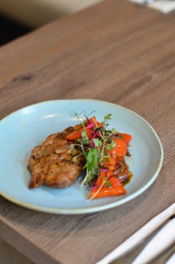 Masada çatallı bir tabak yemek.