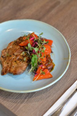 Et ve sebzeli bir tabak yemek.