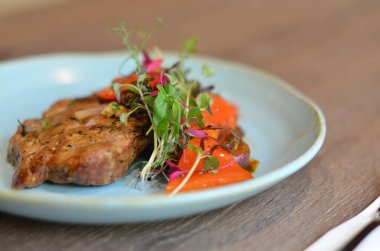 Et ve sebzeli bir tabak yemek.