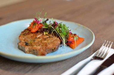 Çatal ve bıçakla bir tabak yemek.