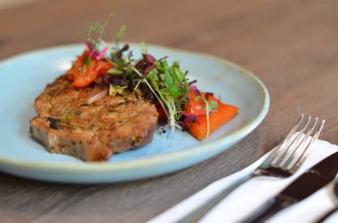 Çatal ve bıçakla bir tabak yemek.