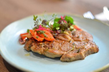 Et ve sebzeli bir tabak yemek.