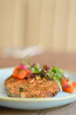 Çatal ve bıçakla bir tabak yemek.