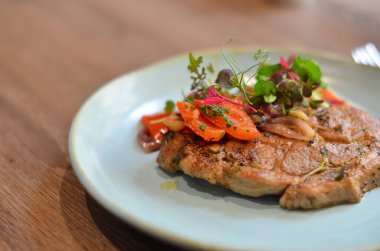 Et ve sebzeli bir tabak yemek.