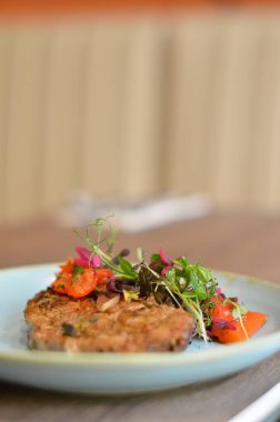 Çatal ve bıçakla bir tabak yemek.