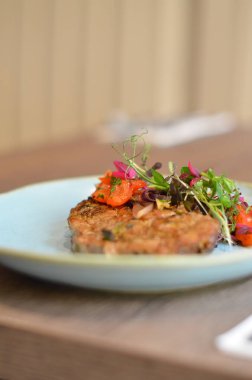 Masada çatallı bir tabak yemek.