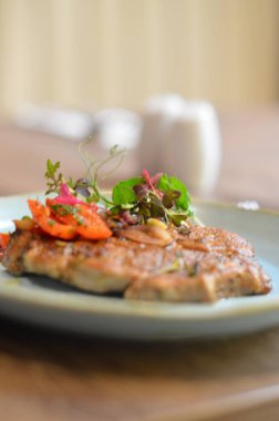 Çatal ve bıçakla bir tabak yemek.