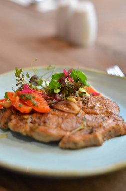 Et ve sebzeli bir tabak yemek.