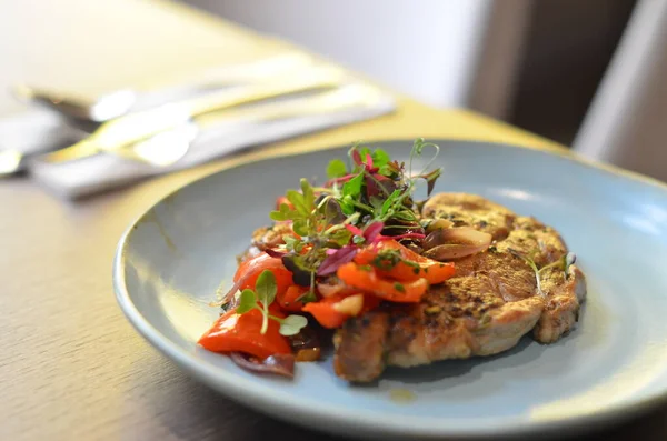 Et ve sebzeli bir tabak yemek.