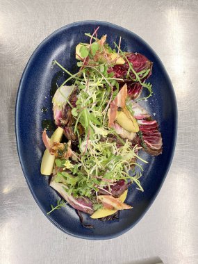 plaka üzerinde lezzetli salata