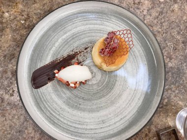 Cream CARAMEL DESSERT, GÜVENLİK GÖSTERİSİ