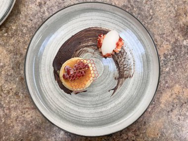 Cream CARAMEL DESSERT, GÜVENLİK GÖSTERİSİ