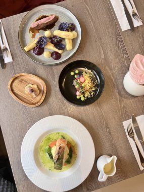 Tahta masadaki yemeğin yakın plan çekimi.