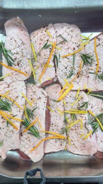 Sebze ve baharatlı çiğ ördek göğsü., 