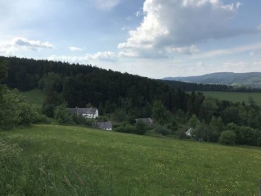 Çek manzarasının güzel arka planı, Rychlebsk dağları, Jeseniky, bahar doğası