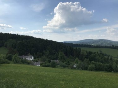 Çek manzarasının güzel arka planı, Rychlebsk dağları, Jeseniky, bahar doğası