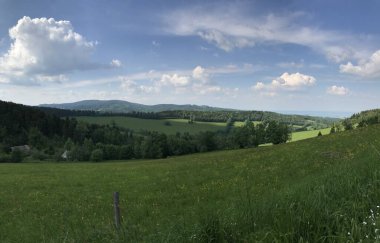 Çek manzarasının güzel arka planı, Rychlebsk dağları, Jeseniky, bahar doğası