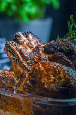 Baharatlı ve biberiyeli ızgara domuz eti.