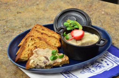 Ev yapımı karaciğer yayıldı, paslı stil.,