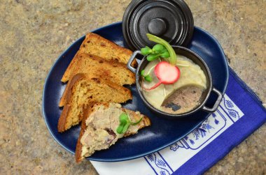 Ev yapımı karaciğer yayıldı, paslı stil.,