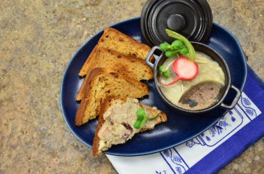 Ev yapımı karaciğer yayıldı, paslı stil.,