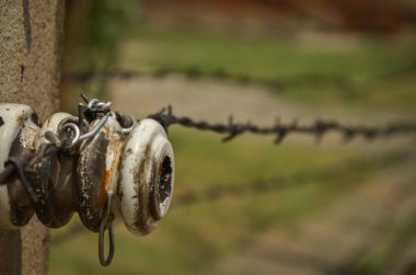 Eski paslı demir zincirli dikenli telli