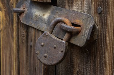 Auschwitz, Birkenau, Polonya 15 Ağustos 2019: HOLOCAust Anısal Binası, Eski ORANGE BRICK Evleri, BARBED WIRE VE JEWISH Dying SITE AUSCHWITZ, II. Dünya Savaşı, NAZIS.