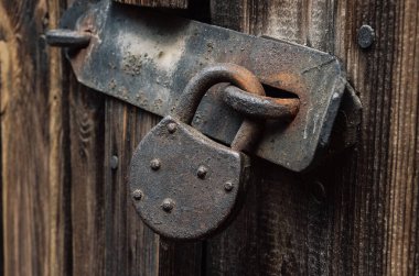 Auschwitz, Birkenau, Polonya 15 Ağustos 2019: HOLOCAust Anısal Binası, Eski ORANGE BRICK Evleri, BARBED WIRE VE JEWISH Dying SITE AUSCHWITZ, II. Dünya Savaşı, NAZIS.