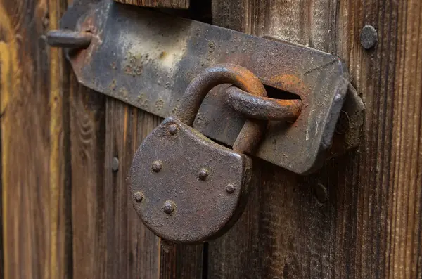 Auschwitz, Birkenau, Polonya 15 Ağustos 2019: HOLOCAust Anısal Binası, Eski ORANGE BRICK Evleri, BARBED WIRE VE JEWISH Dying SITE AUSCHWITZ, II. Dünya Savaşı, NAZIS.