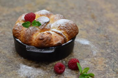 Masadaki tabakta pişmiş çörek.