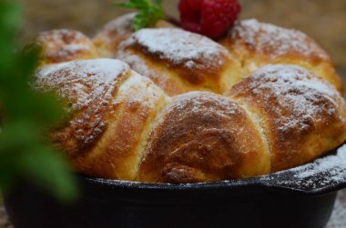 Reçelli taze çörek, yakın görüş.