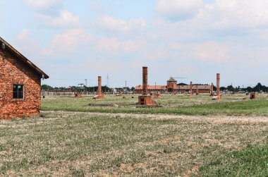 Auschwitz, Birkenau, Polonya 15 Ağustos 2019: Toplama kampındaki kalıntılar ve eski kalıntılar, soykırım anıtı