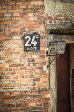 Şehirdeki eski tuğla ev, toplama kampı Auschwitz au, poland