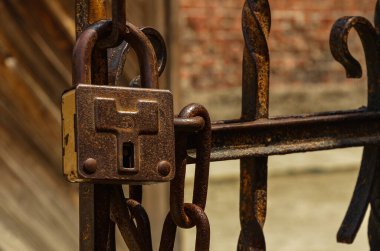 Kilitli eski demir kapı, Polonya 'daki Auschwitz toplama kampı.