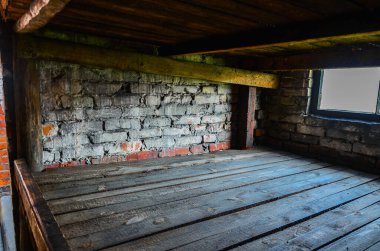 Terk edilmiş eski ahşap ev