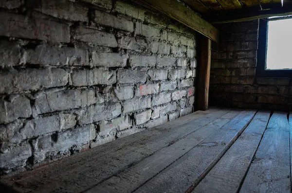 Köyde penceresi olan ahşap ev..