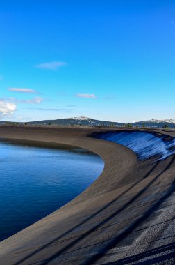 Dlouhe Strane, Çek Cumhuriyeti, Silezya, 5 Mart 2024: Pradd Jesenky 'deki Çek yüksek dağlarının güzel bahar arkaplanı ve Dlouhe Strane hidroelektrik santralinin üst su deposu.