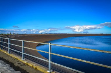 Kralik Sneznik, Jeseniky, Çek, Loucna nad Desnou, 5 Mart 2024: Jesenky 'deki Çek yüksek dağlarının güzel bahar arkaplanı, Kralicky snznk manzarası ve Dlouhe Strane' nin üst su deposu