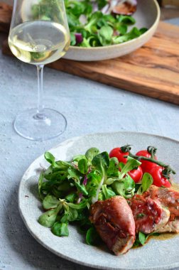 Salata üzerine ızgara etin güzel hafif arka planı, sağlıklı geleneksel hafif yemek.