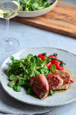 Salata üzerine ızgara etin güzel hafif arka planı, sağlıklı geleneksel hafif yemek.