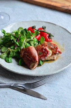 Salata üzerine ızgara etin güzel hafif arka planı, sağlıklı geleneksel hafif yemek.