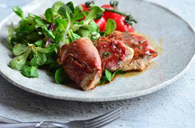 Salata üzerine ızgara etin güzel hafif arka planı, sağlıklı geleneksel hafif yemek.