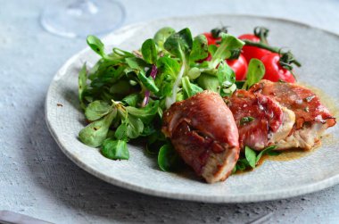 Salata üzerine ızgara etin güzel hafif arka planı, sağlıklı geleneksel hafif yemek.