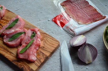 Havada kurutulmuş jambon ve adaçayı yapraklarıyla sarılmış saltimbocca soslu dana eti. 