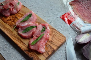 Havada kurutulmuş jambon ve adaçayı yapraklarıyla sarılmış saltimbocca soslu dana eti. 