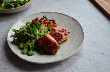 Salata üzerine ızgara etin güzel hafif arka planı, sağlıklı geleneksel hafif yemek.