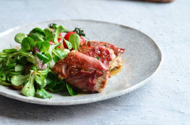 Saltimbocca. Adaçayı ve Parma jambonlu dana şnitzel. İtalyan spesiyali. Ön görünüm.