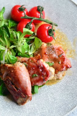 Saltimbocca. Adaçayı ve Parma jambonlu dana şnitzel. İtalyan spesiyali. Ön görünüm.