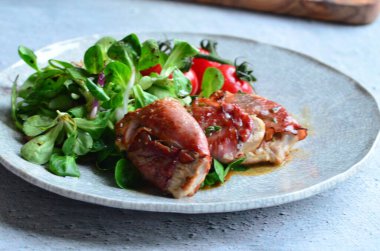 Saltimbocca. Adaçayı ve Parma jambonlu dana şnitzel. İtalyan spesiyali. Ön görünüm.