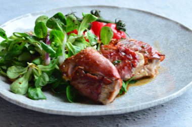 Saltimbocca. Adaçayı ve Parma jambonlu dana şnitzel. İtalyan spesiyali. Ön görünüm.